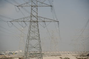 um grupo de linhas de energia no meio de um deserto