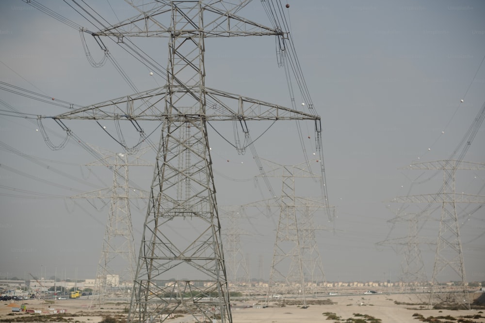 Un groupe de lignes électriques au milieu d’un désert