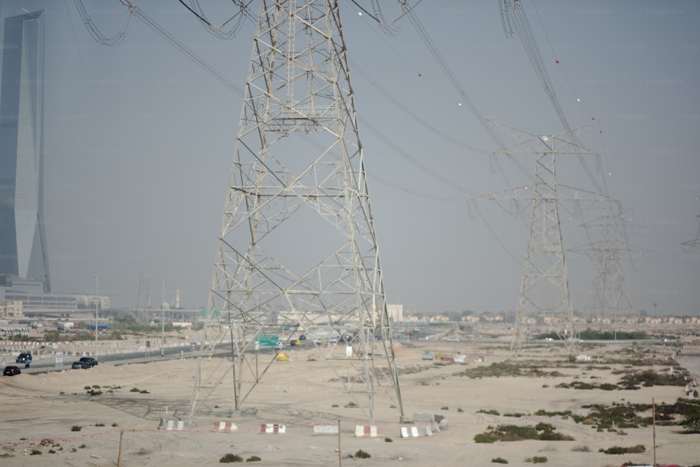 Eine große Gruppe von Stromleitungen mitten in der Wüste