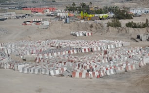 um grande grupo de blocos de cimento sentados em cima de um campo de terra