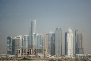 uma vista de uma cidade com edifícios altos