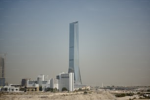 Un edificio molto alto nel mezzo di una città