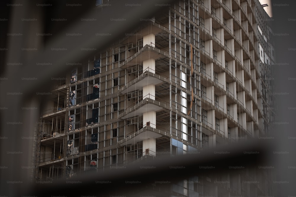 Un très grand bâtiment avec beaucoup de fenêtres