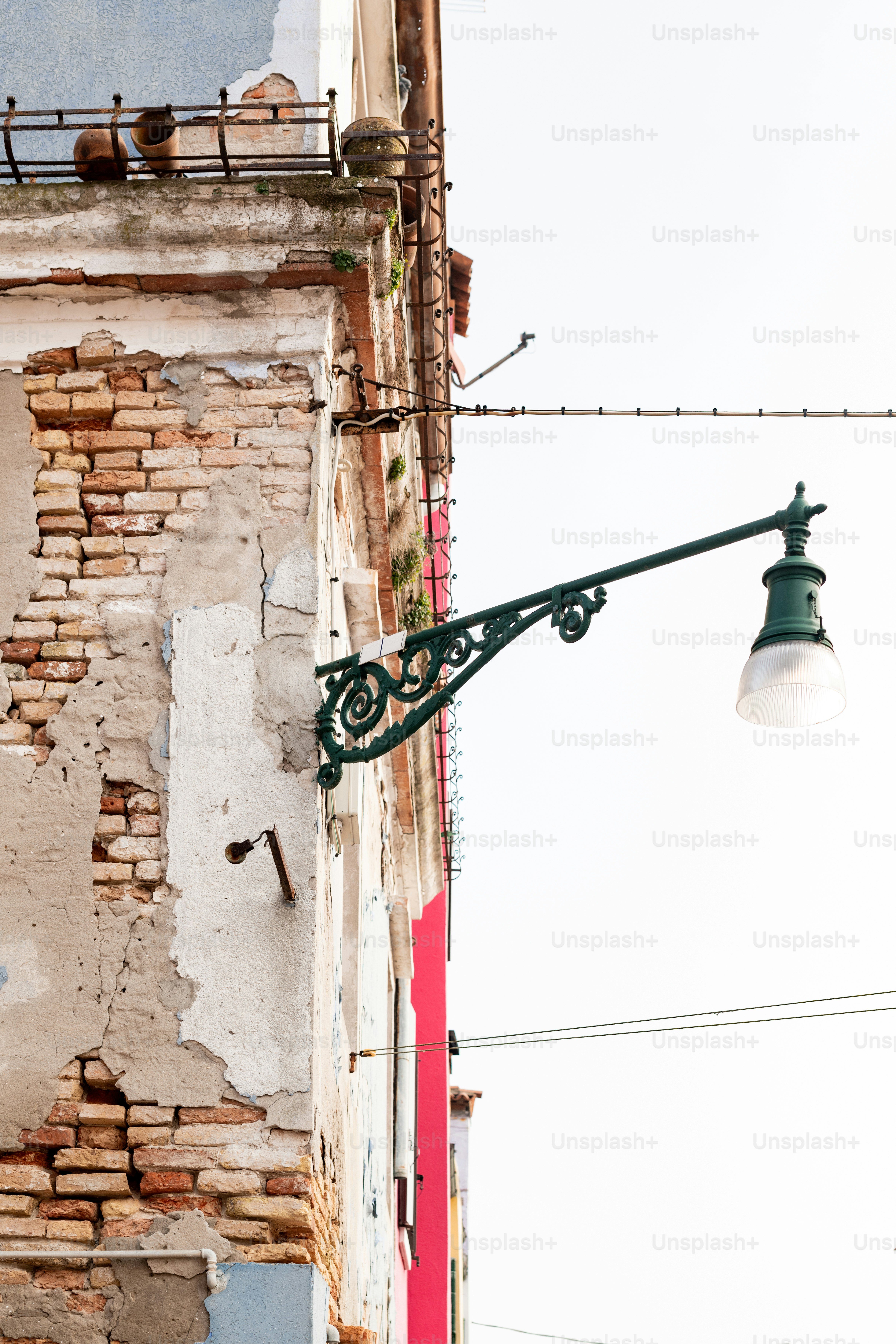 eine Straßenlaterne an einem Mast neben einem Gebäude