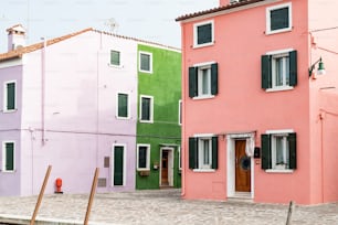 uma fileira de casas coloridas em uma rua de paralelepípedos