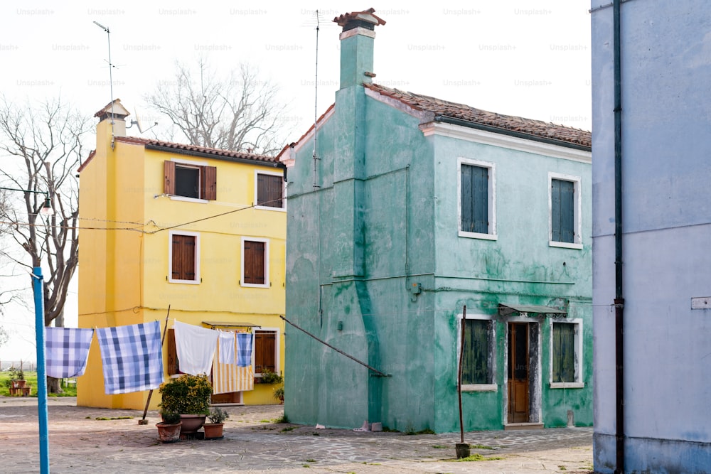 Un par de casas que están una al lado de la otra