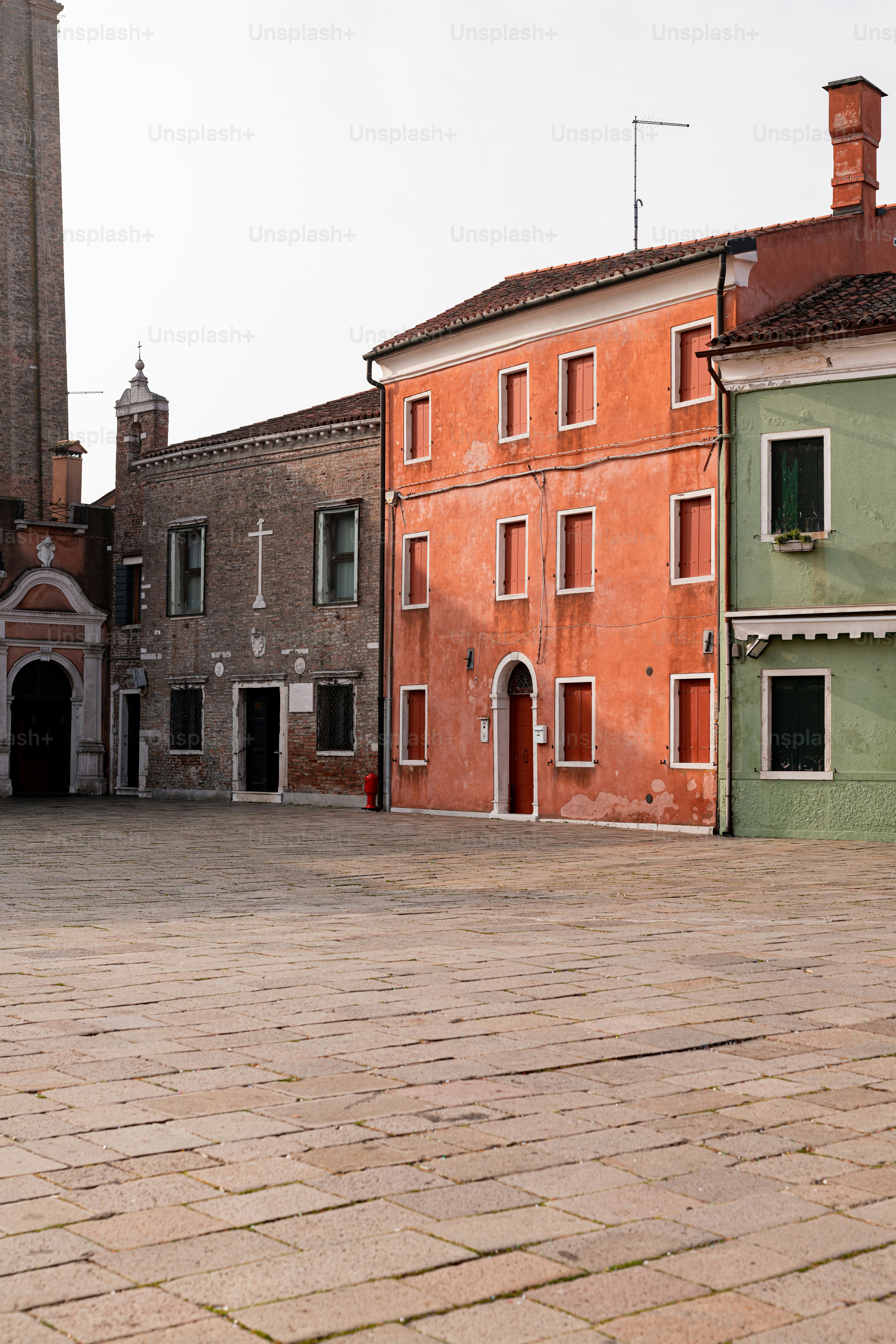 Ein Uhrturm steht mitten in einem Innenhof