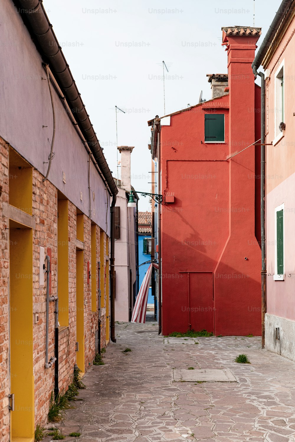 a narrow alley way between two buildings