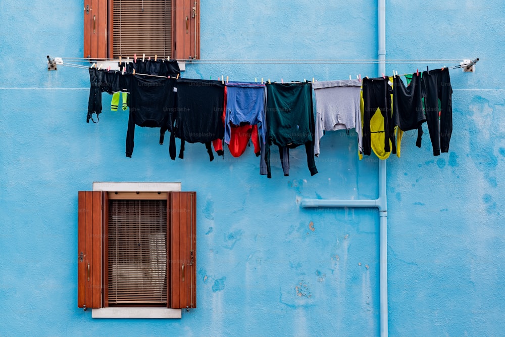 Kleidung, die zum Trocknen an einer Wäscheleine hängt