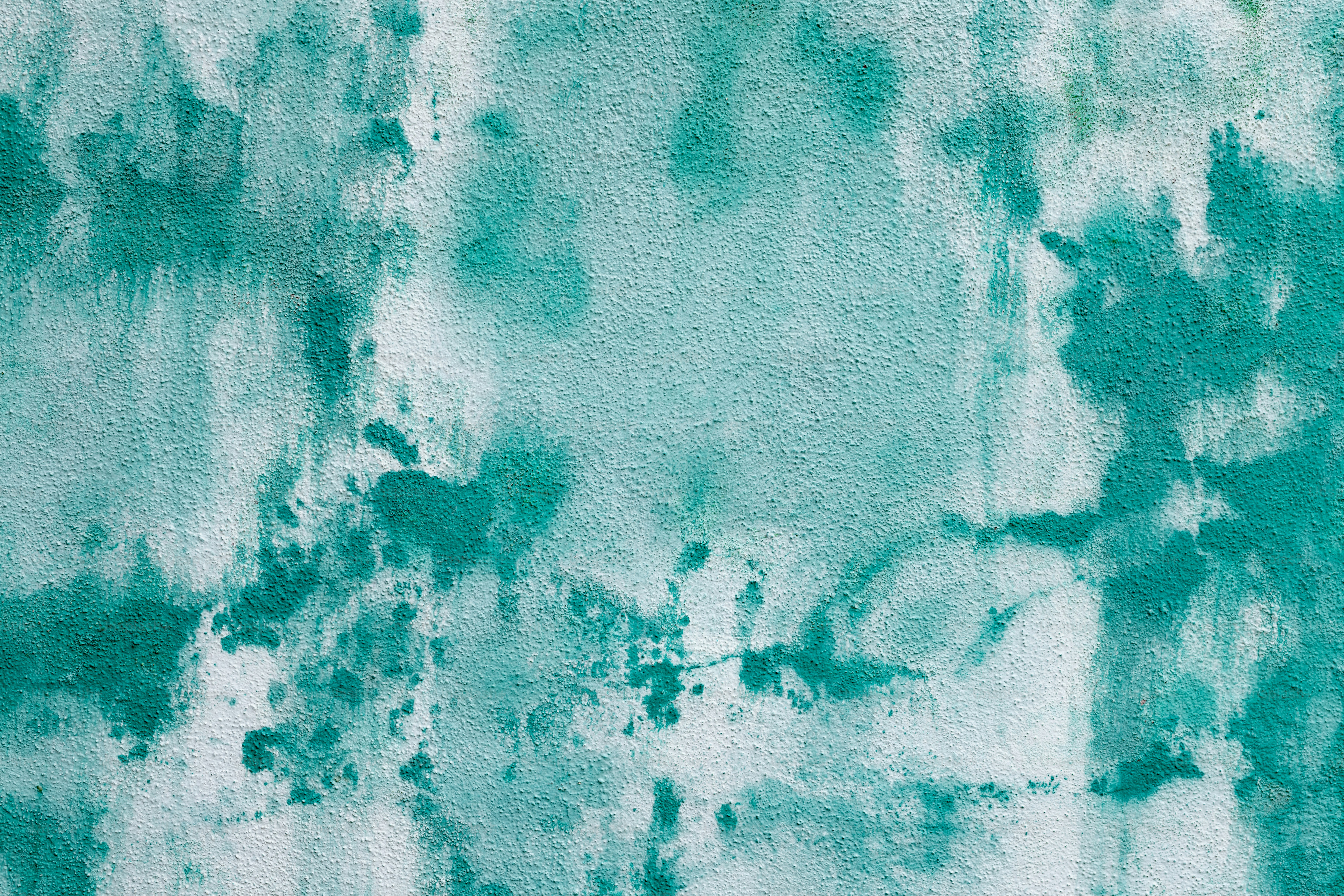 una pared azul y verde con mucha pintura