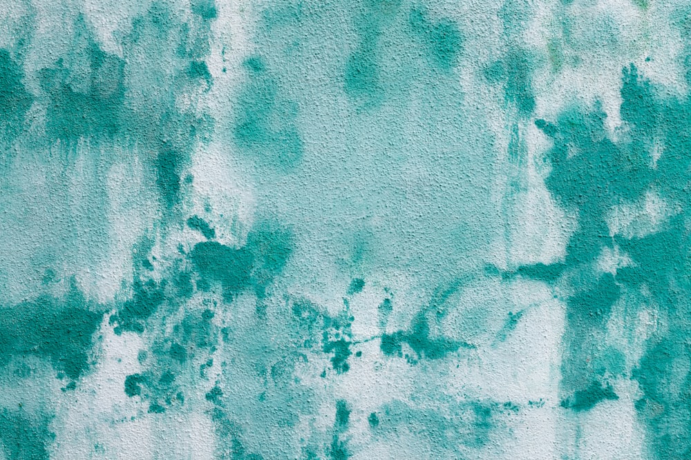 una pared azul y verde con mucha pintura