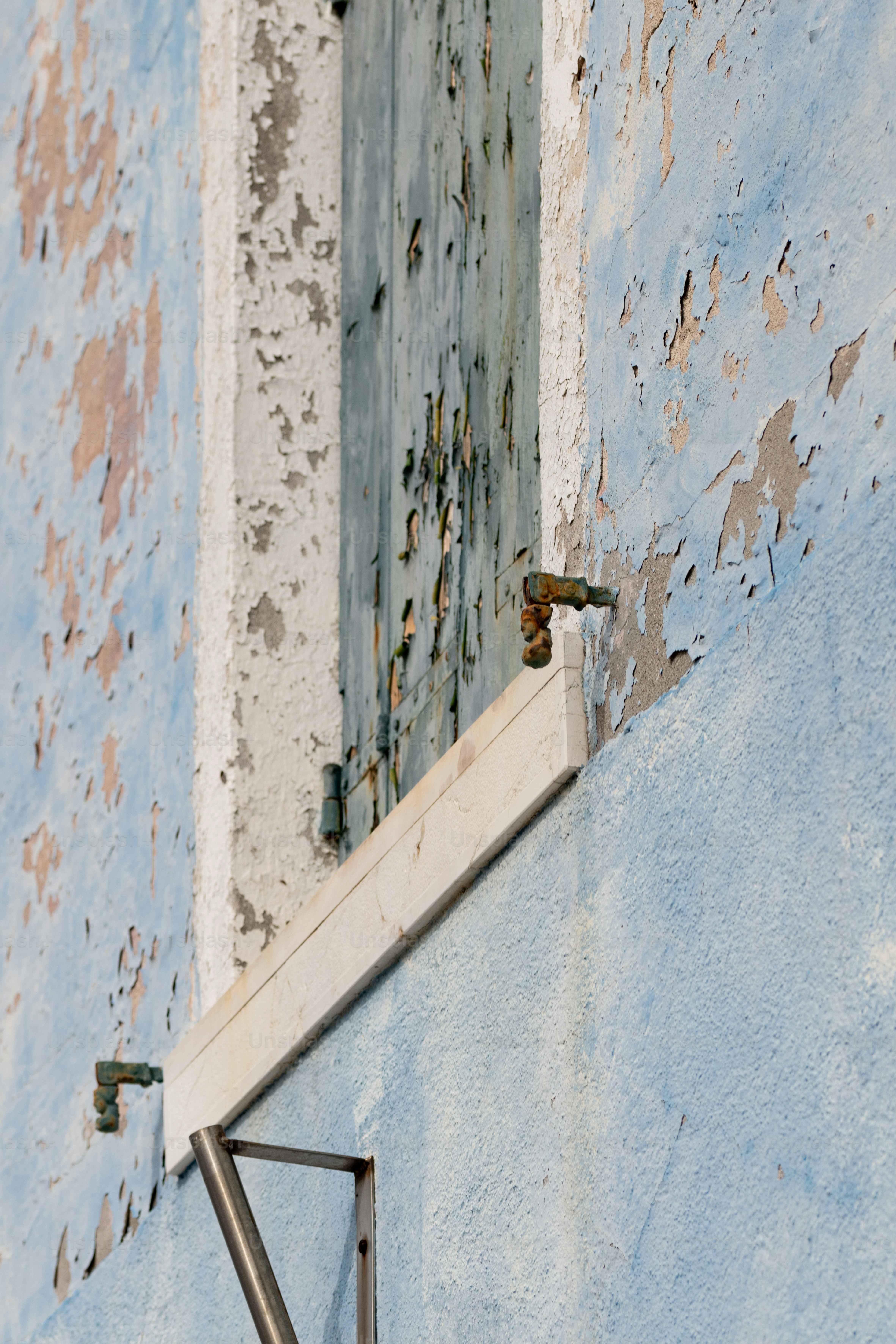ein zerbrochenes Fenster an der Seite eines Gebäudes