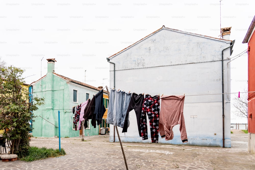 Kleidung, die an einer Wäscheleine außerhalb eines Gebäudes hängt