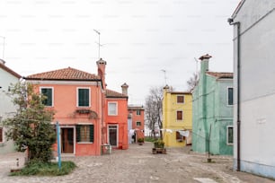 uma rua de paralelepípedos alinhada com edifícios coloridos