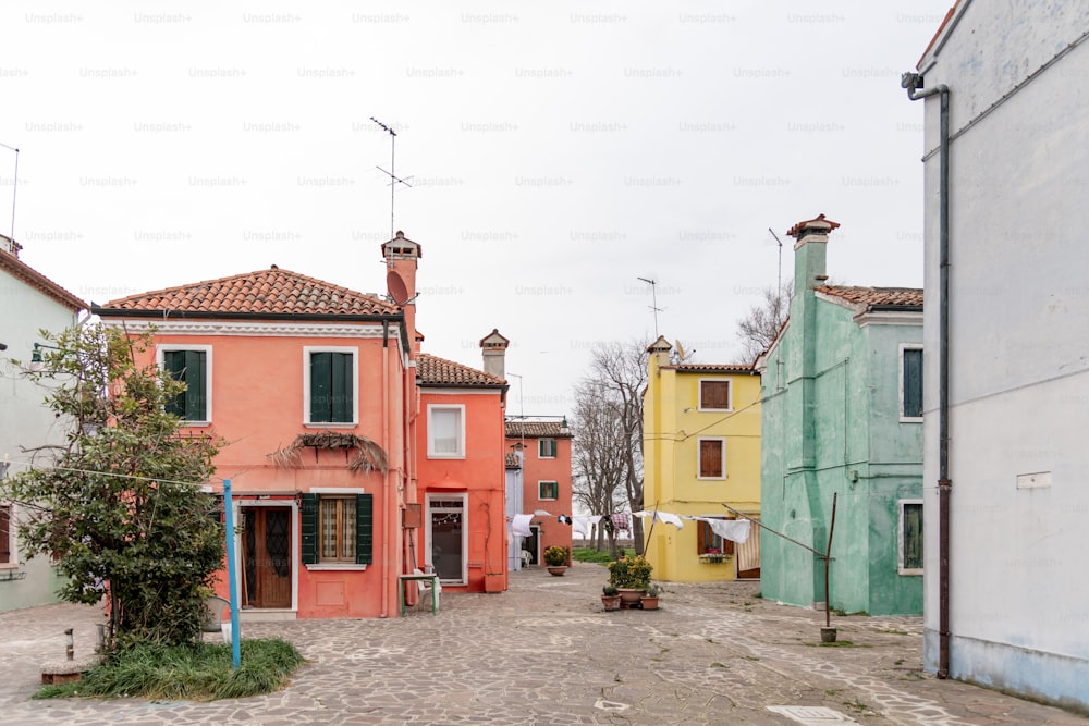 uma rua de paralelepípedos alinhada com edifícios coloridos