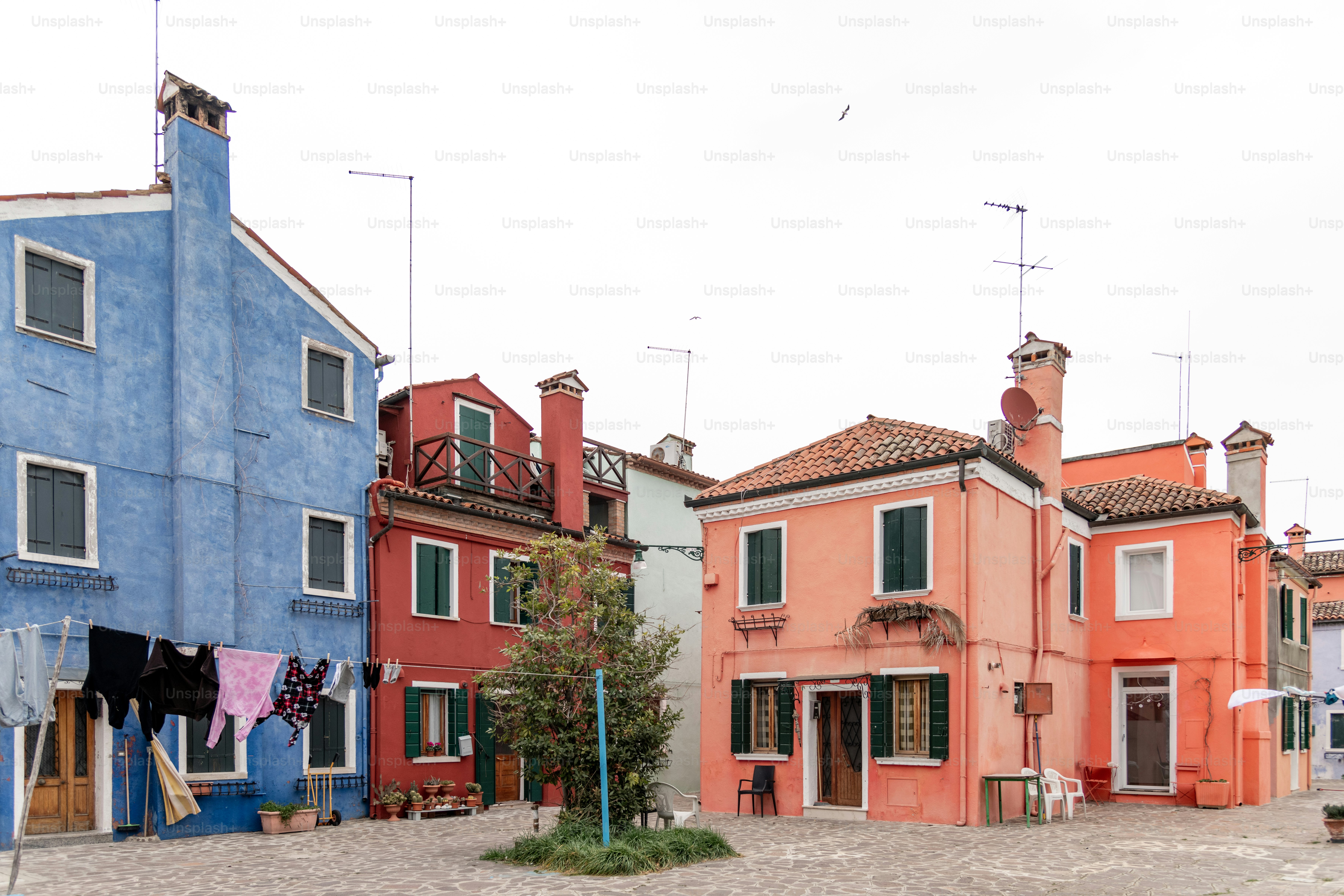 Une rangée de maisons colorées dans une rue pavée