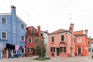 uma fileira de casas coloridas em uma rua de paralelepípedos
