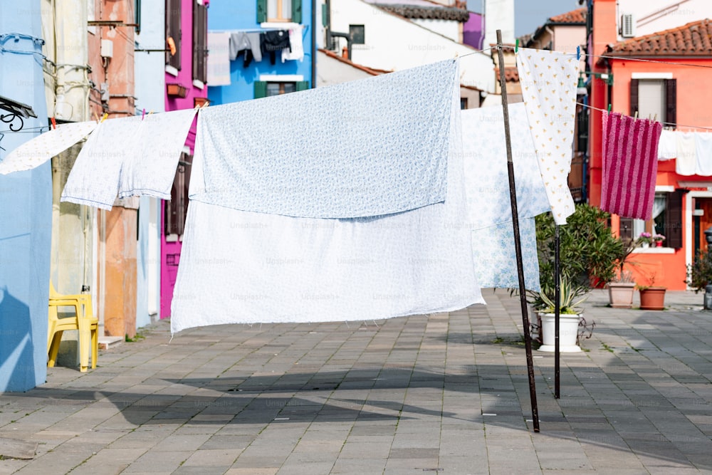 vêtements suspendus pour sécher sur une corde à linge