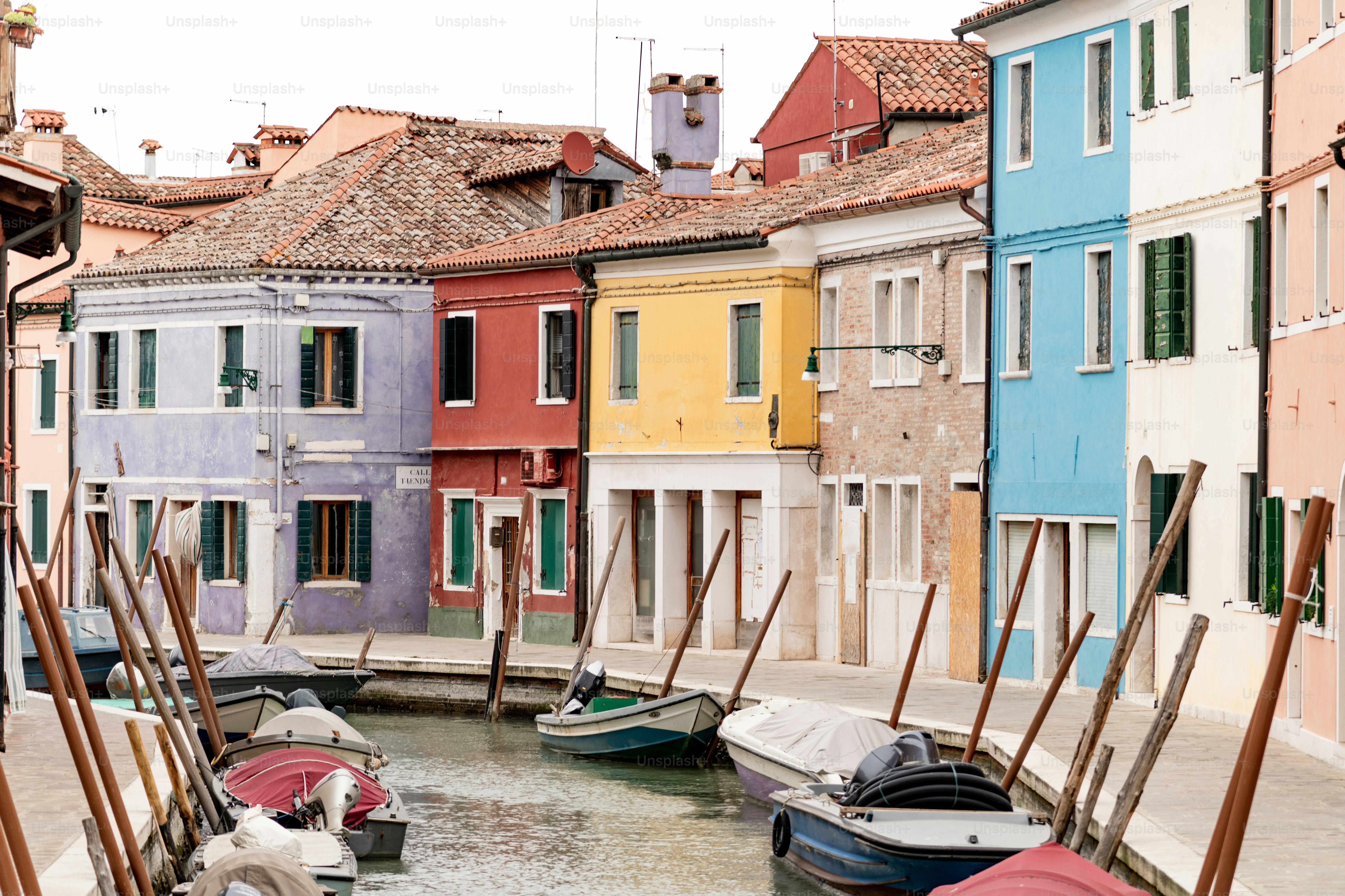 une rangée de bateaux assis les uns à côté des autres sur une rivière