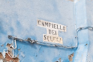 Un cartello su un muro che dice Campiello del Sud