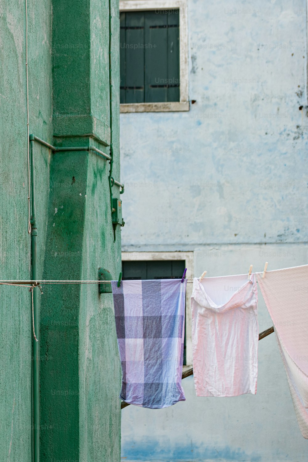 Clothes hanging out to dry on a clothes line photo – Free Matamata Image on  Unsplash
