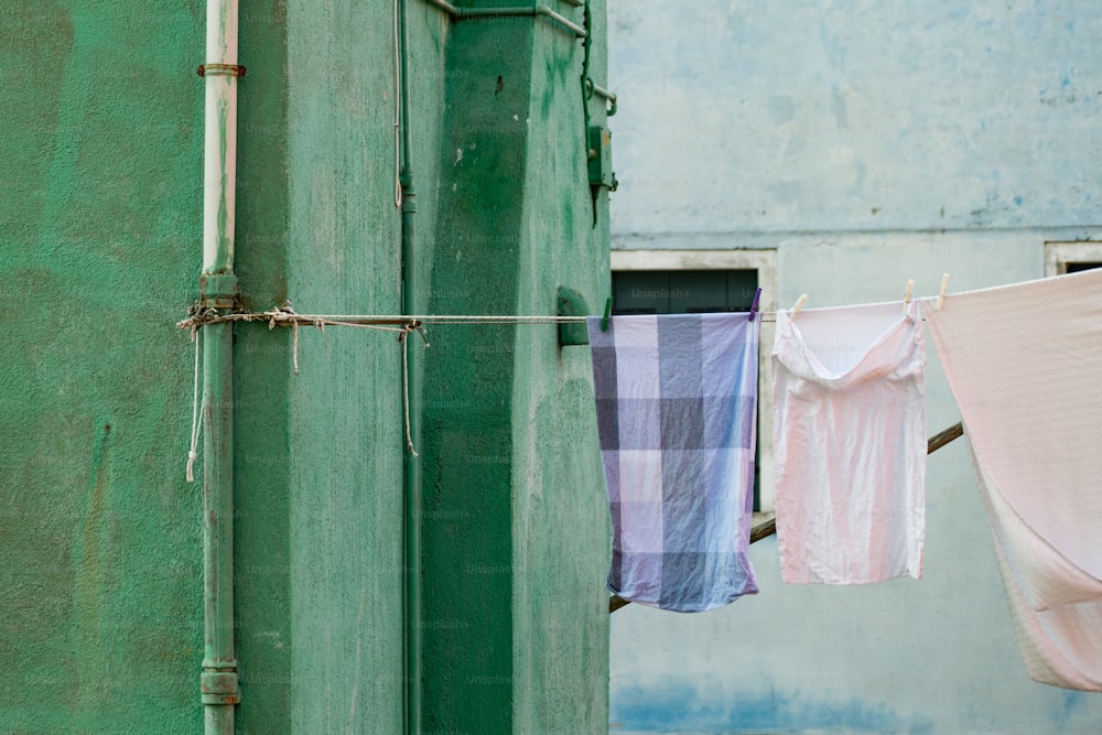 Kleidung, die zum Trocknen an einer Wäscheleine hängt