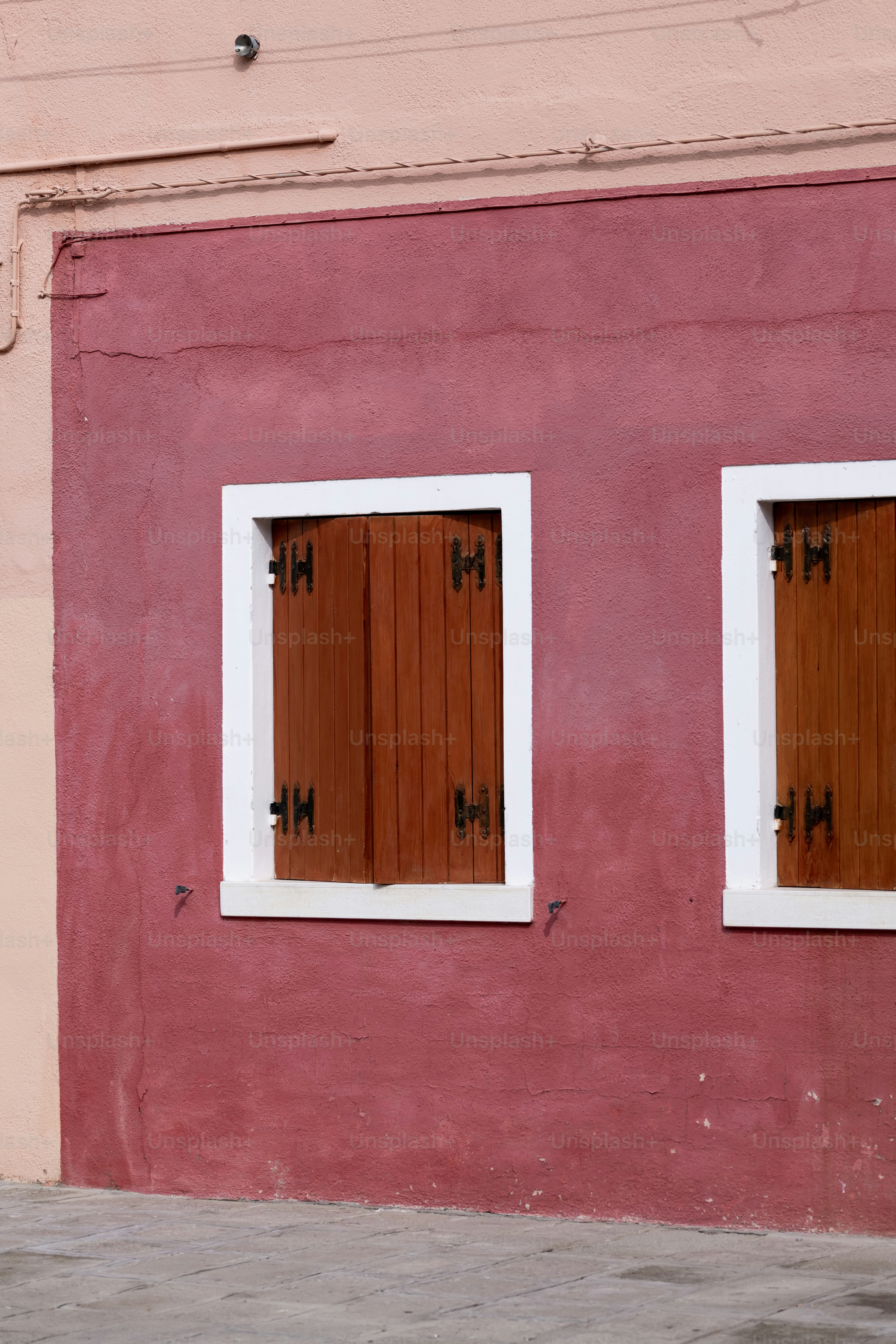 um edifício vermelho com duas janelas e um relógio