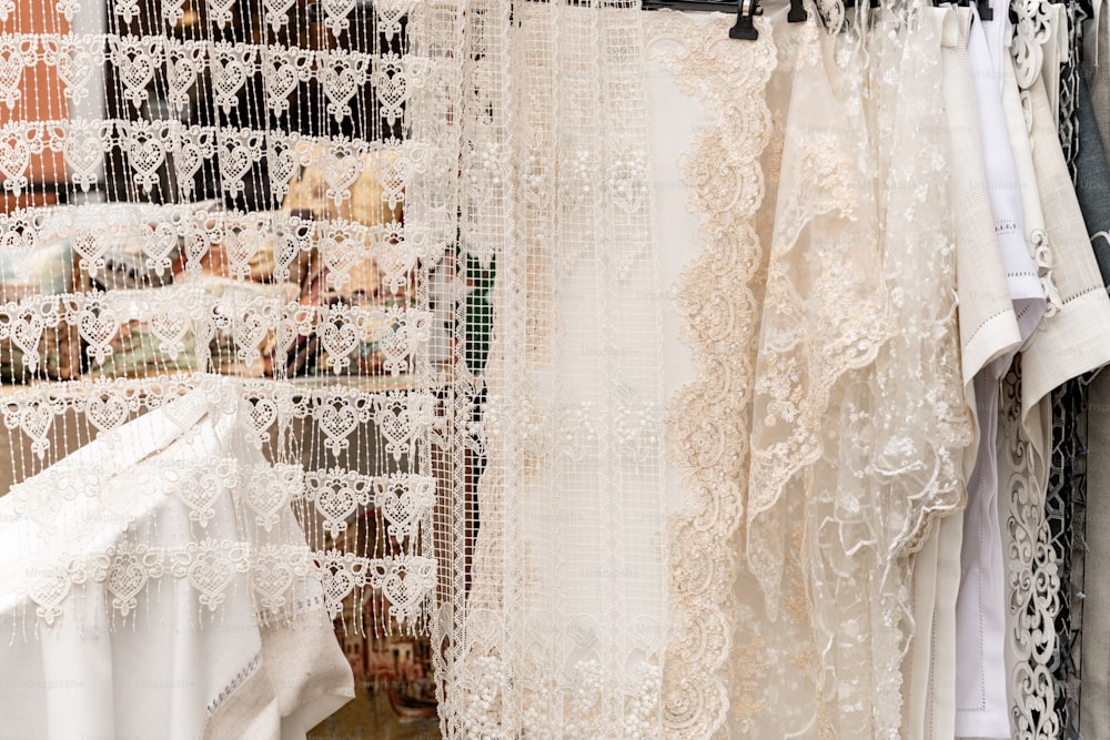 Un estante de encajes y vestidos colgados en una tienda