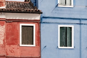 um edifício azul com um edifício vermelho ao lado dele