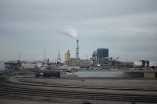 Una fábrica con humo saliendo de sus chimeneas
