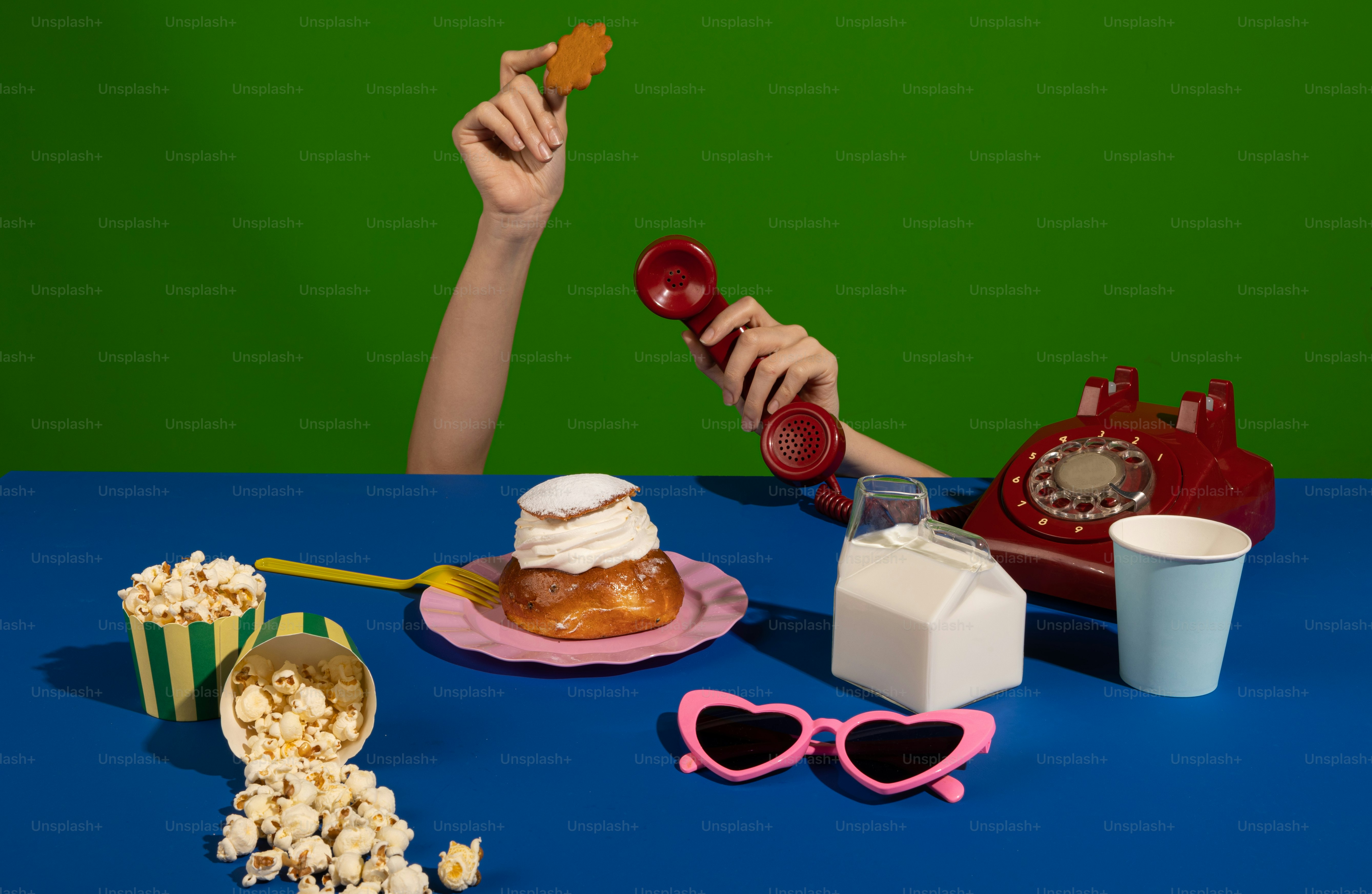una mesa cubierta con un plato de comida y una taza de café