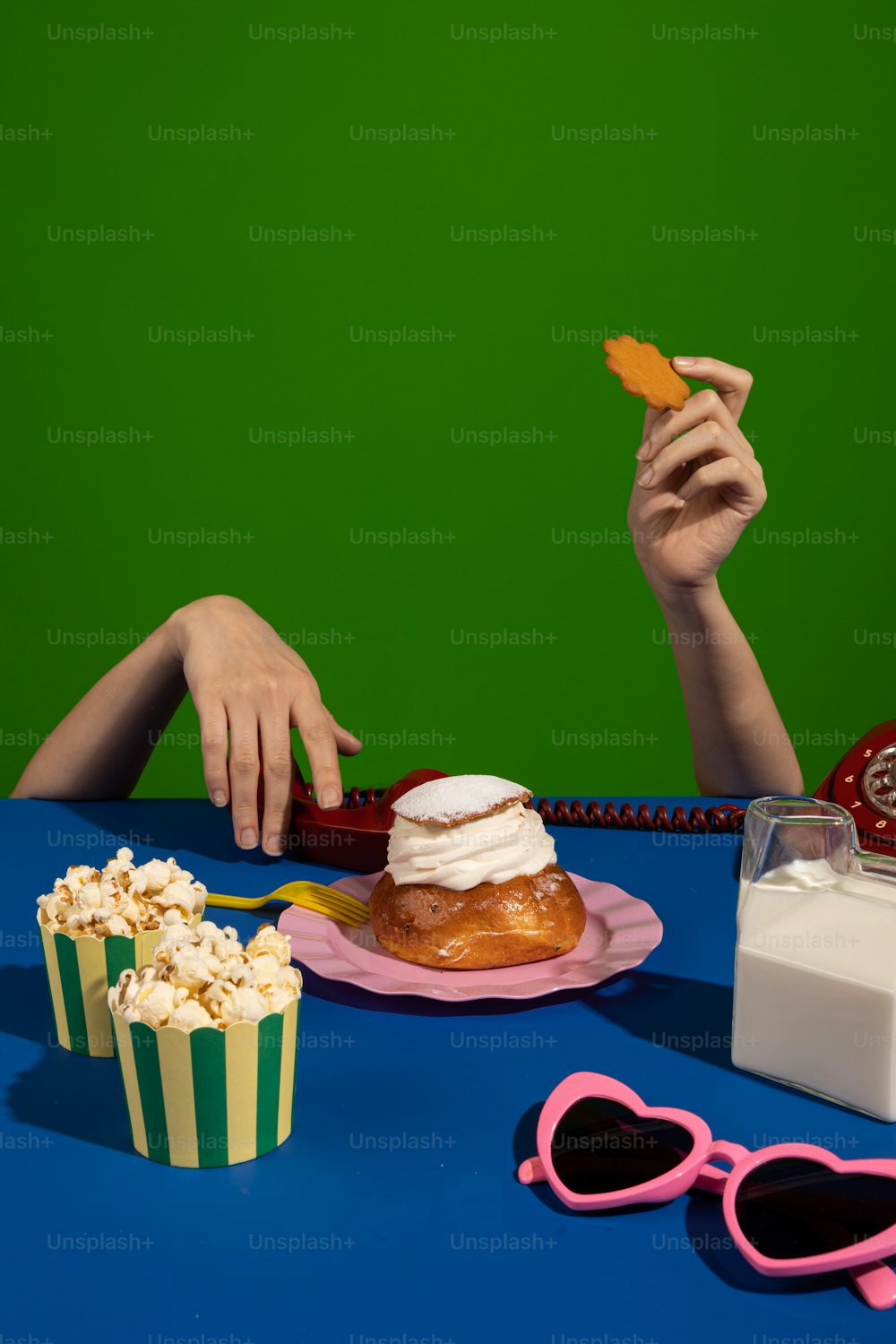 une personne assise à une table avec une assiette de nourriture