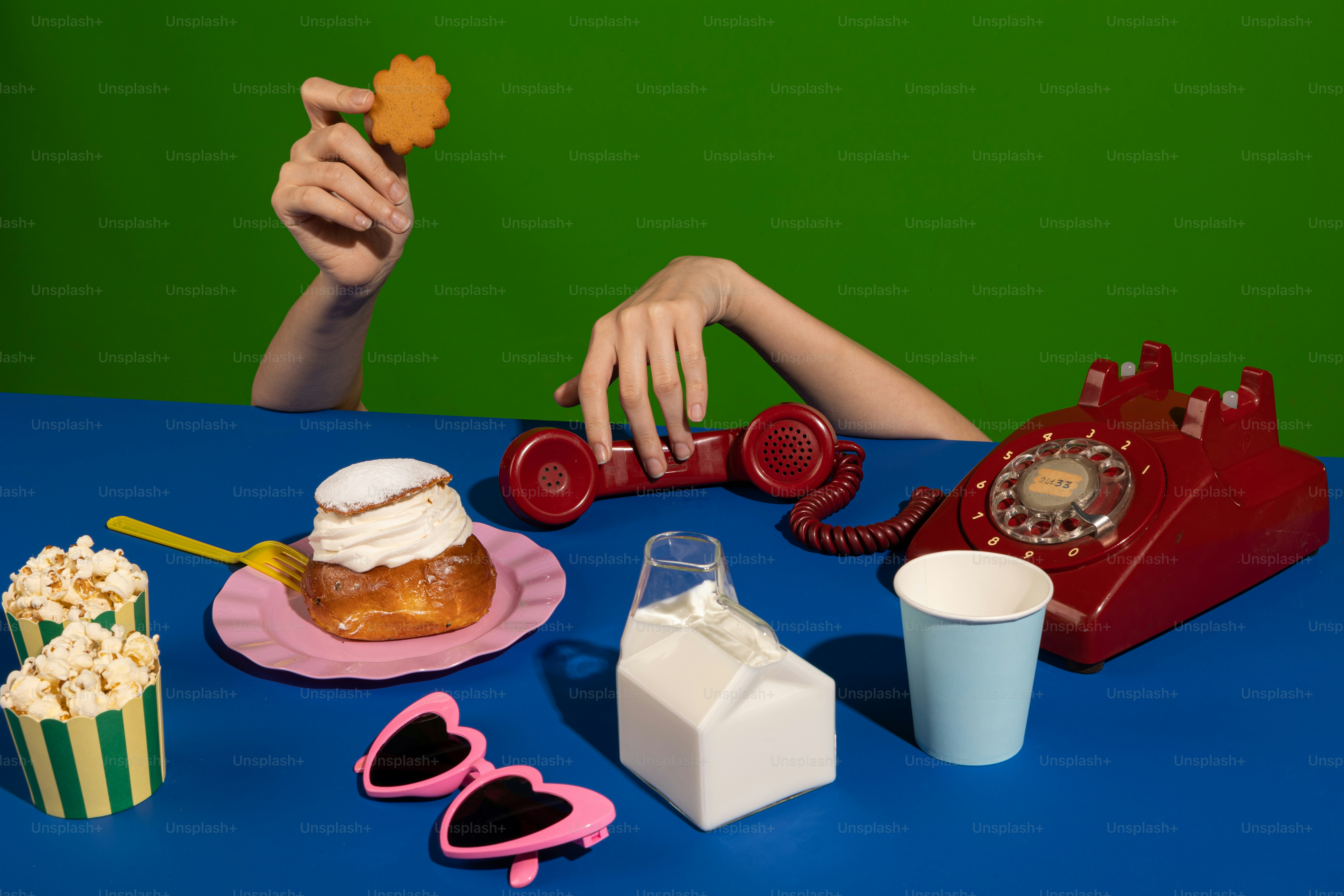 전화기, 커피 한 잔,