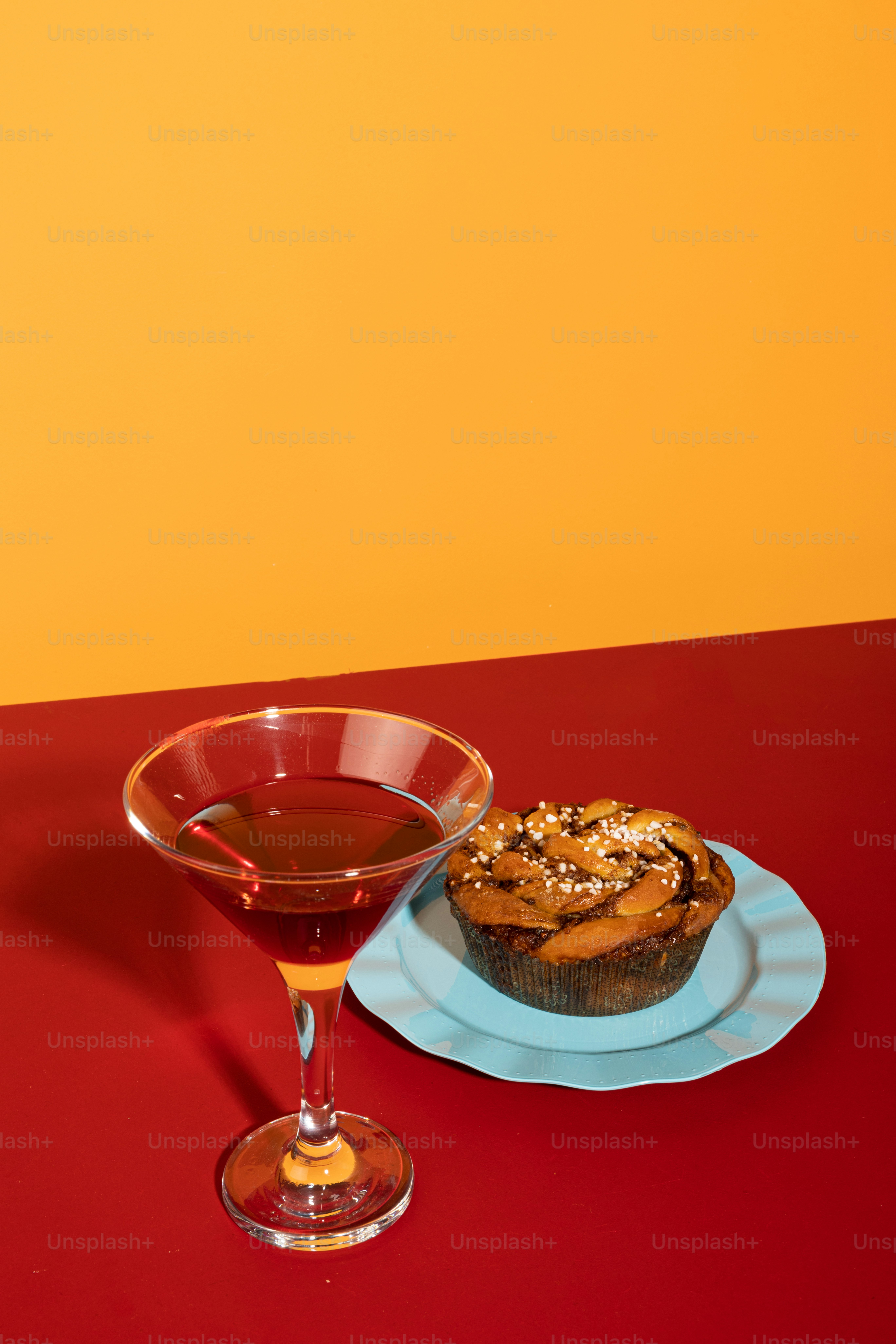 와인 한 잔 옆에 접시에 컵케이크