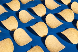 um monte de chips de tortilla em uma superfície azul