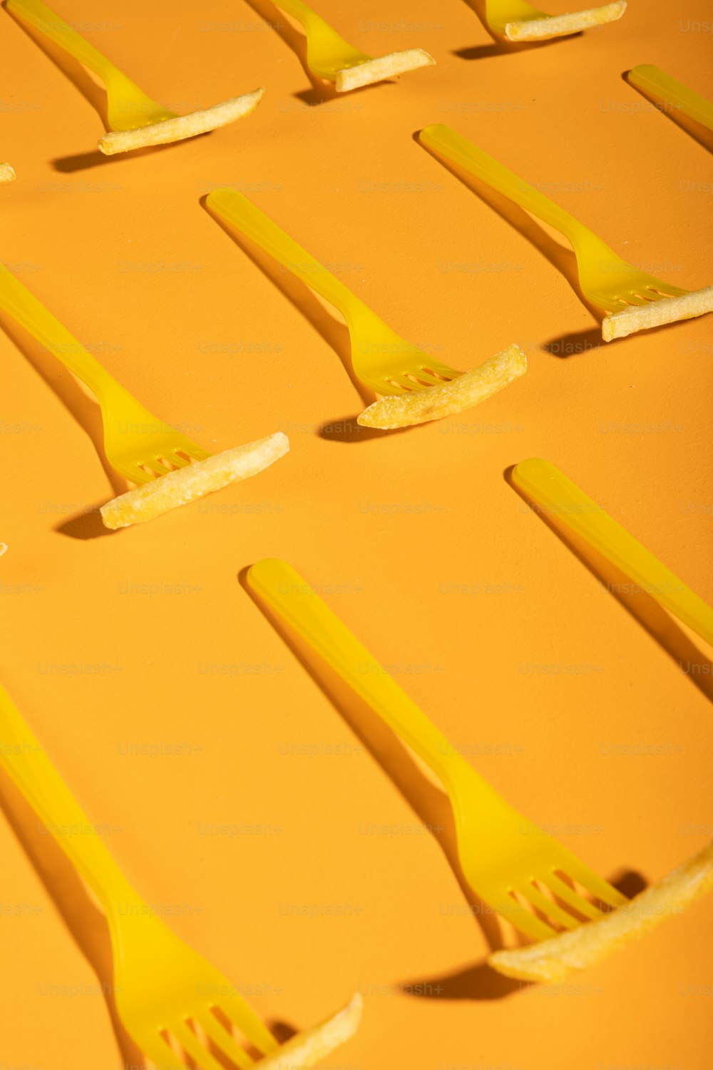 um grupo de escovas de dentes amarelas deitadas umas sobre as outras