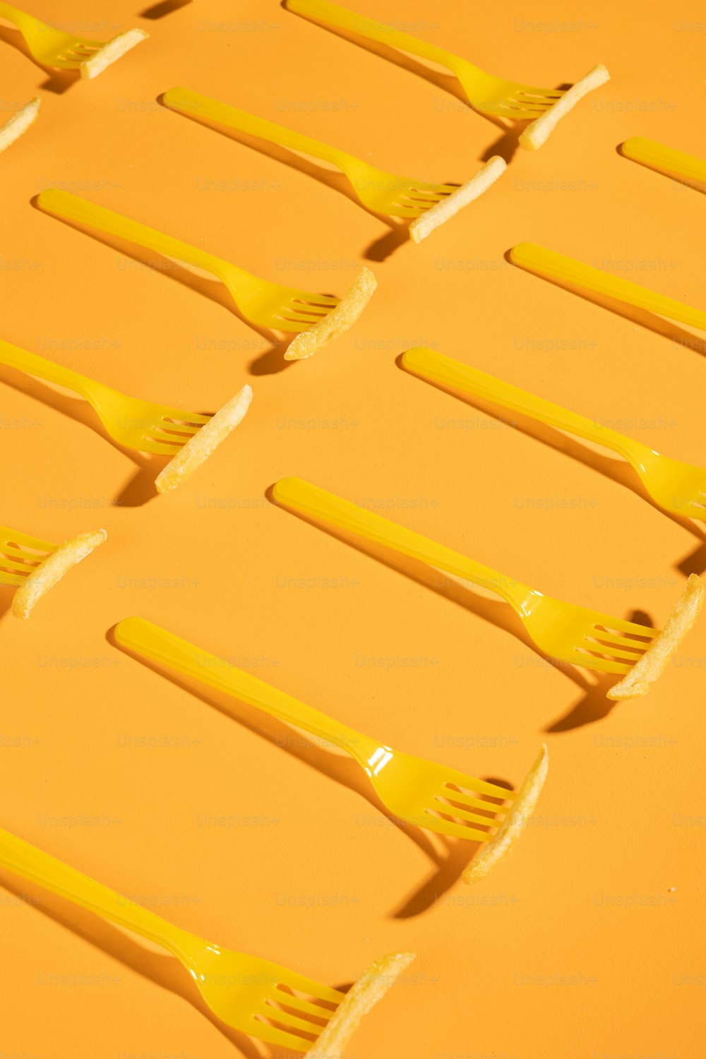 Un grupo de cepillos de dientes amarillos sentados uno encima del otro