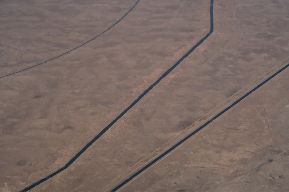 Luftaufnahme einer Straße mitten in der Wüste