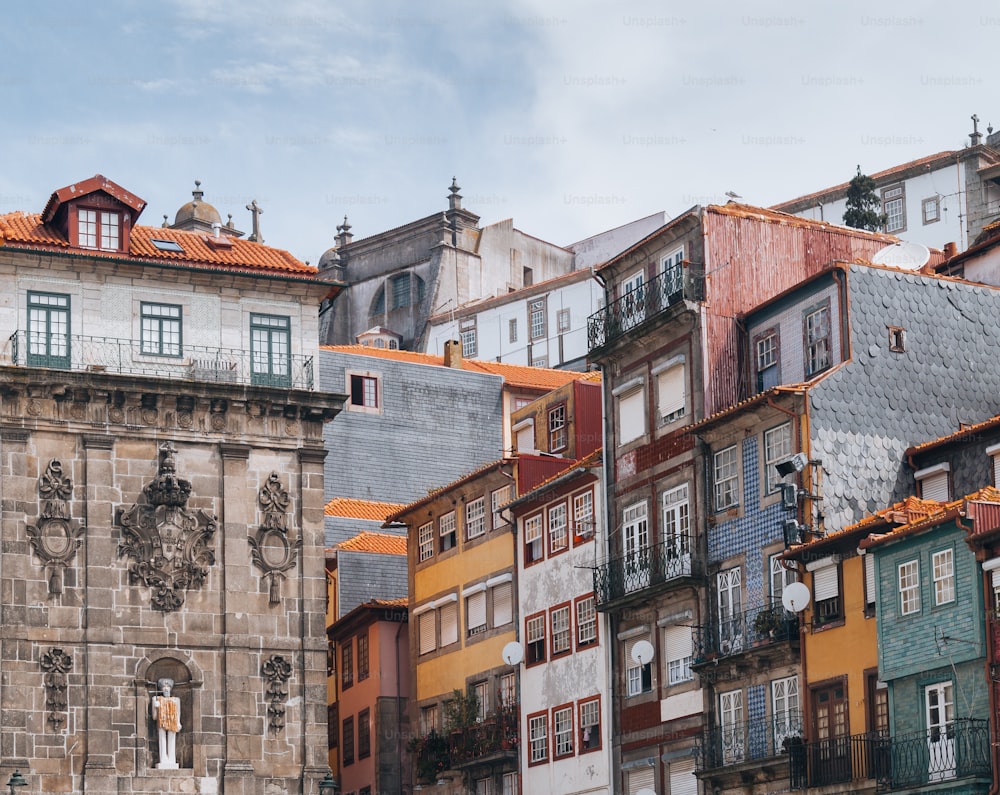 a bunch of buildings that are next to each other