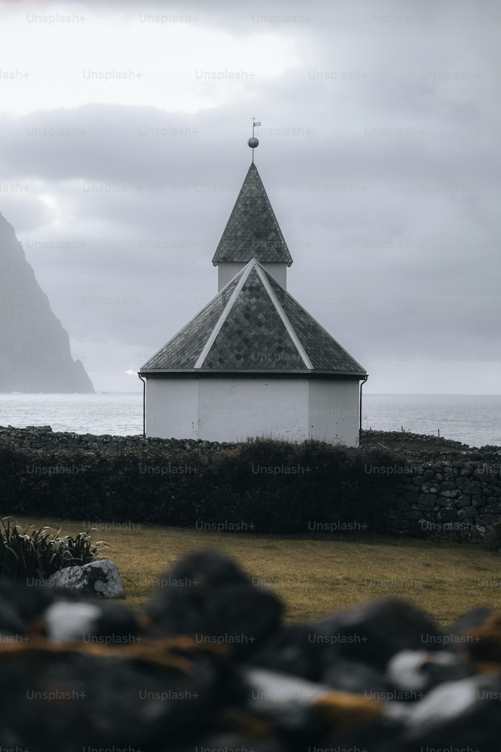 Una iglesia con un campanario en un día nublado