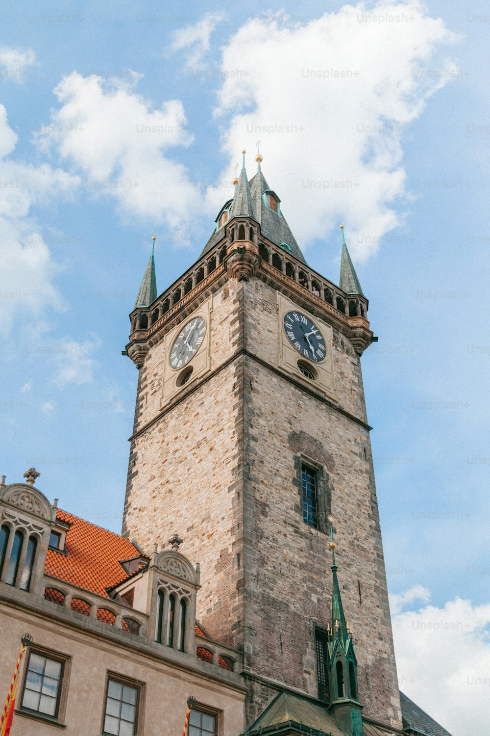 un'alta torre con un orologio in cima