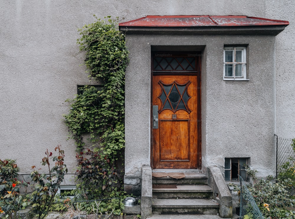 uma casa com uma porta de madeira e degraus que levam até ela