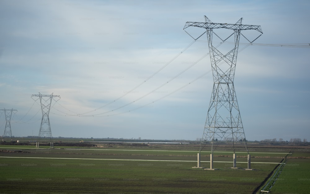 un paio di linee elettriche che sono in un campo