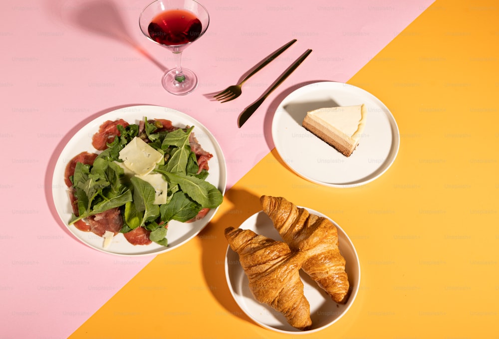 uma mesa coberta com pratos de comida e um copo de vinho