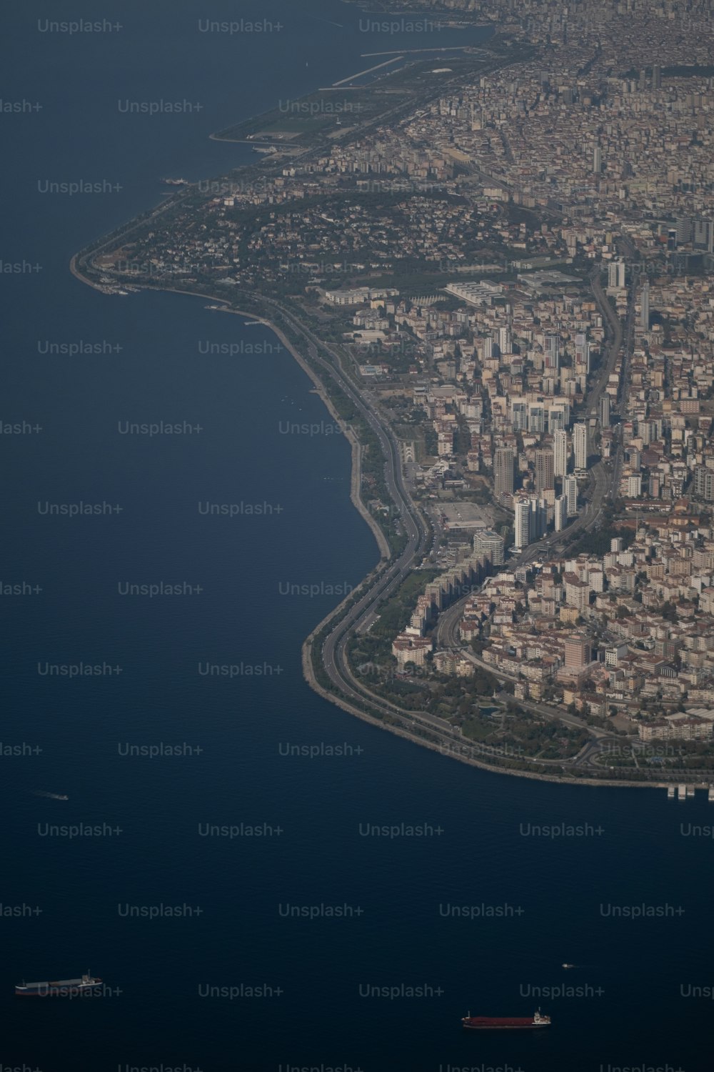 都市と水域の航空写真