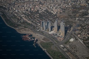 Una vista aérea de una ciudad y un cuerpo de agua