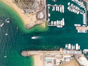 Luftaufnahme von Booten, die an einem Pier angedockt sind