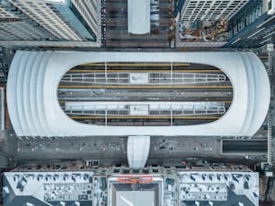 Una vista aérea de una estación de tren en una ciudad