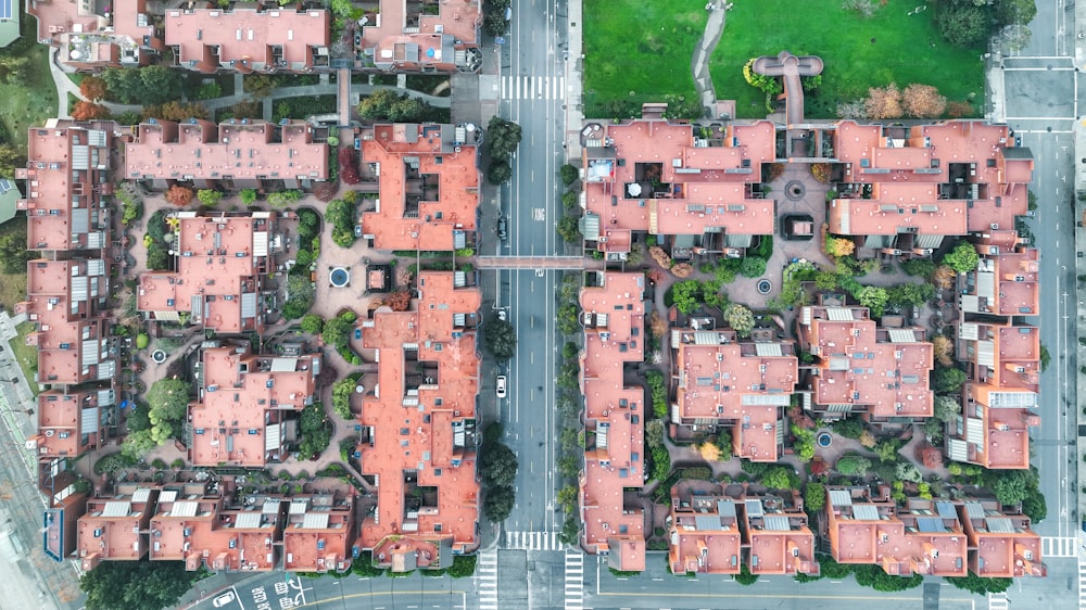 Una vista de pájaro de una ciudad con muchas casas