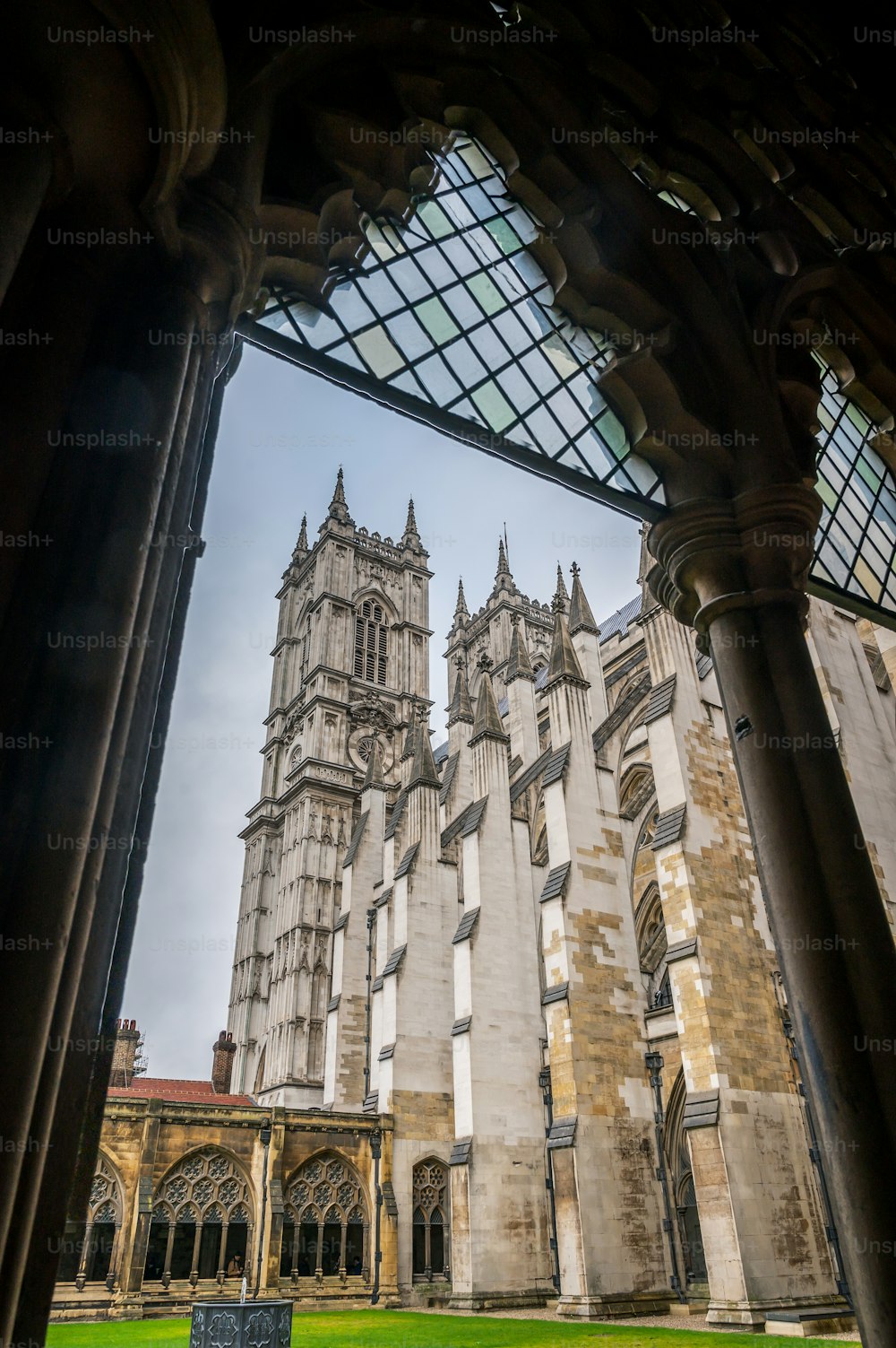 uma vista de uma catedral através de uma janela
